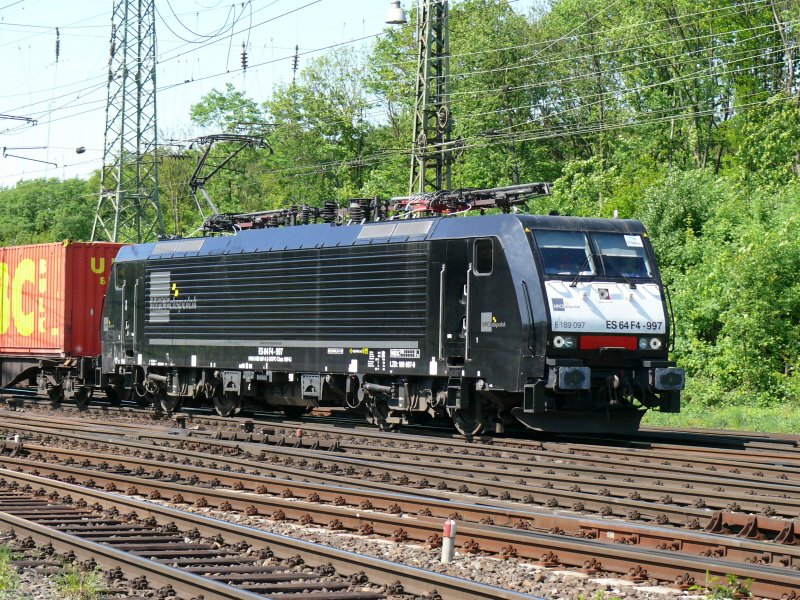 MRCE-Dispolok ES 64 F4-997 (189 097) zieht einen Containerzug durch K�ln-Gremberg. Aufgenommen am 02/05/2009.