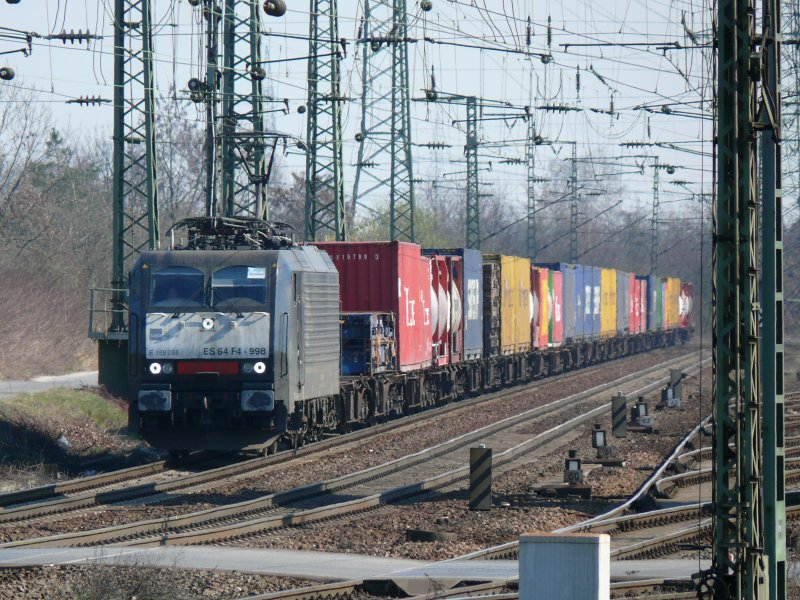 MRCE-Dispolok ES 64 F4-998 (189 098) durchfhrt mit einem bunten Containerzug Kln-Gremberg in Richtung Norden. Aufgenommen am 21/03/2009.