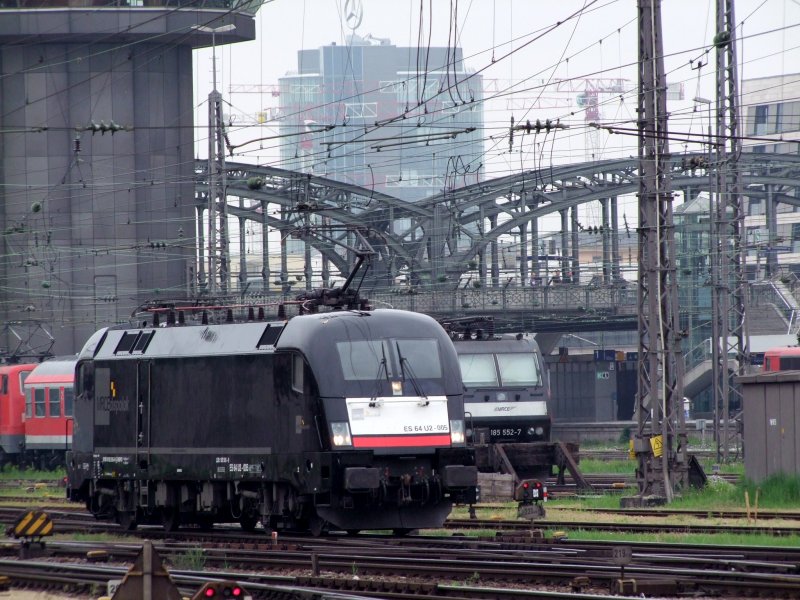  MRCE im Doppelpack  ES64U2-005  trifft auf 185552-7, M�nchen Hbf; 090515
