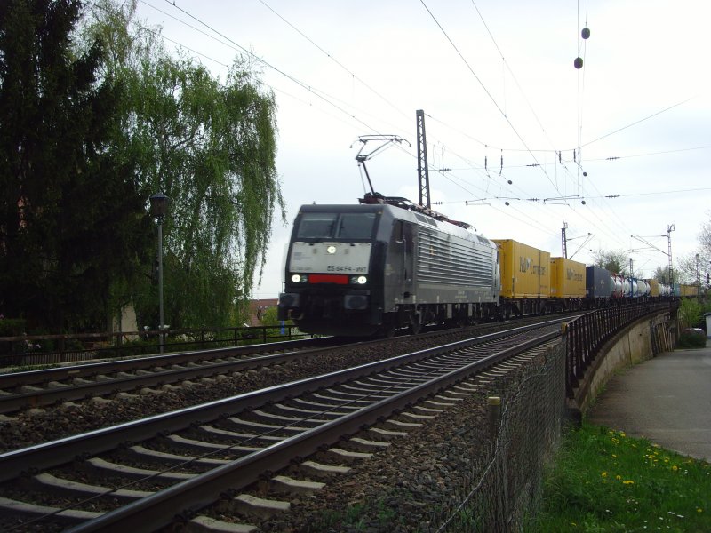 MRCE ES 64 F4-991 mit einem Containerzug in Eschbach. 18.04.09