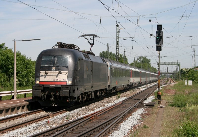 MRCE ES 64 U2-067 mit EC 7 (Hamburg-Altona–Köln Hbf–Chur) am 09.05 