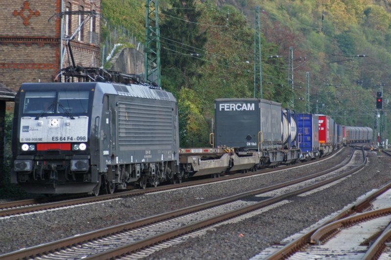 MRCE Lok ES 64 F4-098 durchfhrt am 21.10.09 den Bahnhof Kaub