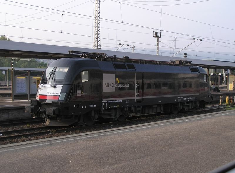 MRCEdispolok ES 64 U2 - 014 (182 514-0)steht abgestellt auf einem Zwischengleis (Gleis 8 - 9) im Stuttgarter Bahnhof. (01.05.2009)