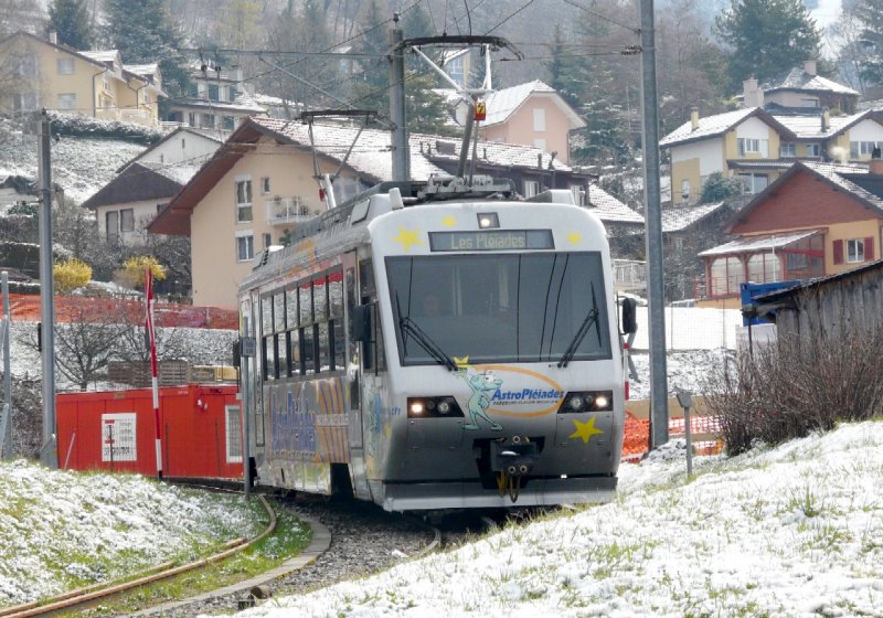 mrv - Zahnrad Triebwagen Beh 2/4 72 bei der einfahrt in den Bahnhof von Blonay am 24.03.2008 um 10.55 Uhr