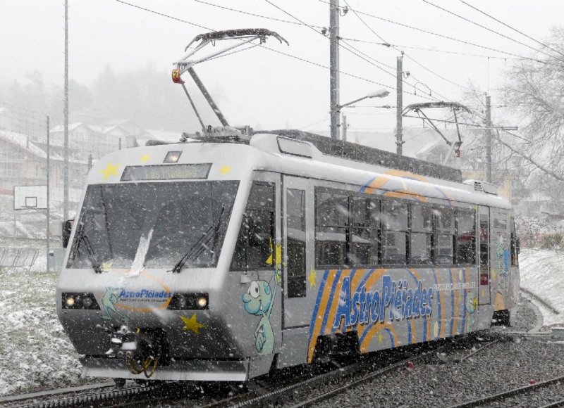 mrv - Zahnrad Triebwagen Beh 2/4 72 bei der einfahrt in den Bahnhof von Blonay am 24.03.2008 bei Schneefall um 13.55 Uhr 