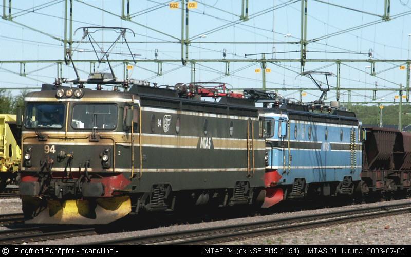 MTAS 94 und 91 (ex NSB El 15.2194 und 2191) kommen in Kiruna mit einem leeren Erzzug an. Die Loks gingen 1996 von der NSB auf die Erztransportgesellschaft MTAS ber, wo sie bis 2003 im Dienst waren. 2004 wurden alle 6 Loks dieses Typs von der neuen schwedischen Bahngesellschaft Hector-Rail aufgekauft.