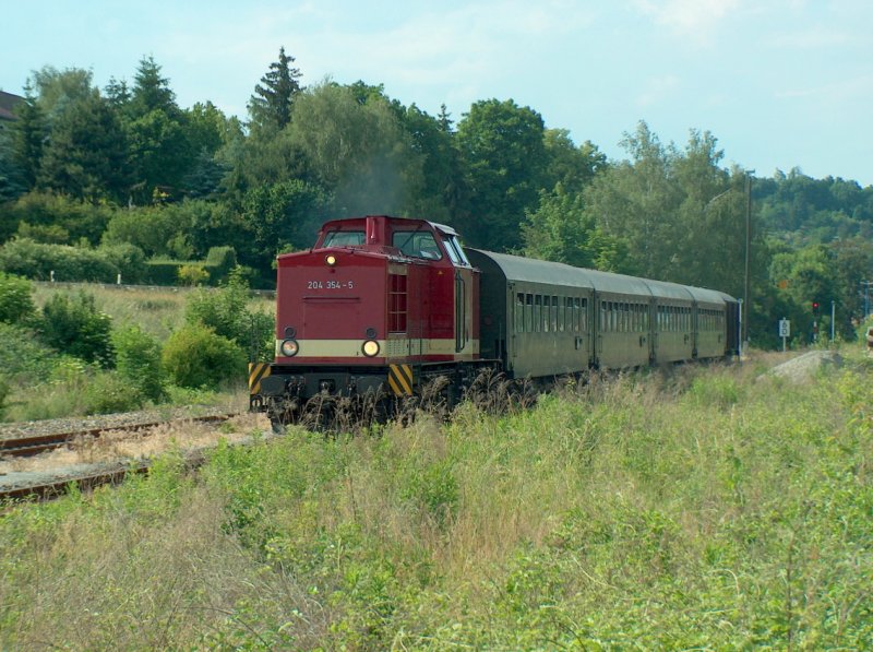 MTEG 204 354-5 mit dem DPE 99819  ROTKPPCHEN-EXPRESS  nach Grokorbetha bei der Ausfahrt in Freyburg; 07.06.2008
