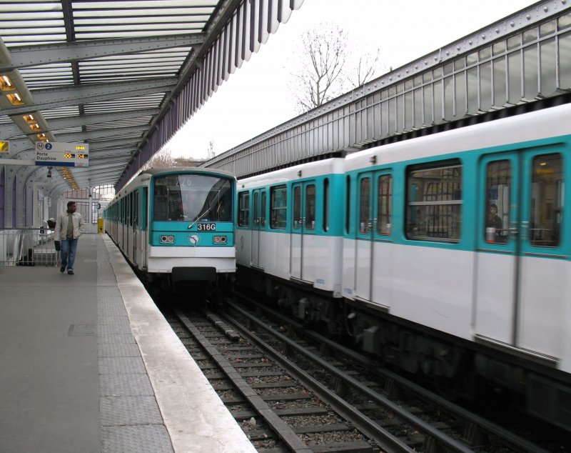 Mtro der Linie 2 La Chapelle am 21.01.2008.