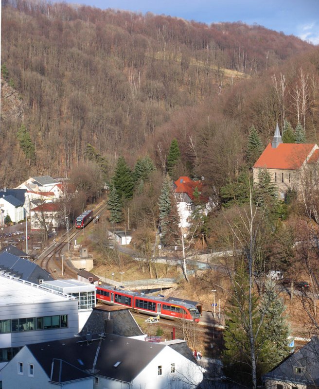 Mglitztalbahn Zugkreuzung: whrend der in Richtung Altenberg fahrende Desiro noch am Bahnsteig steht, befindet sich der andere 642 bereits auf Fahrt in Richtung Heidenau; Glashtte, 01.02.2008
