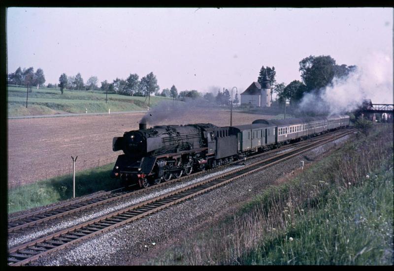 Mhelos rollt die 01 mit ihrem Zug aus dem Bahnhof Marktschorgast  die Schiefe Ebene hinab Juni 69
