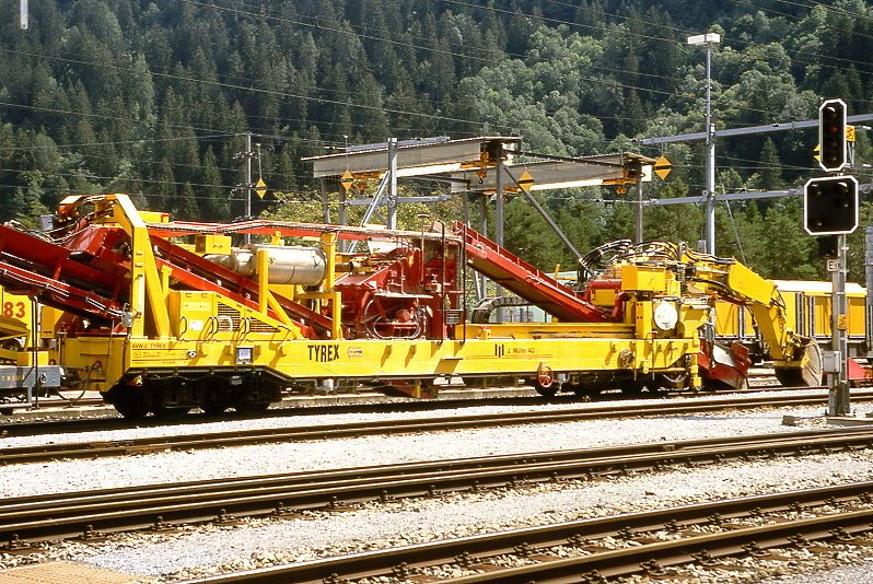 Mller AG - AVW-2 Name: TYREX am 01.09.2007 in Thusis - Aushub- und Verladewagen 2 4-achsig - Baujahr 2000 - Mller - Gewicht 60,00t - LP 16,07m - zulssige Geschwindigkeit 60 km/h
