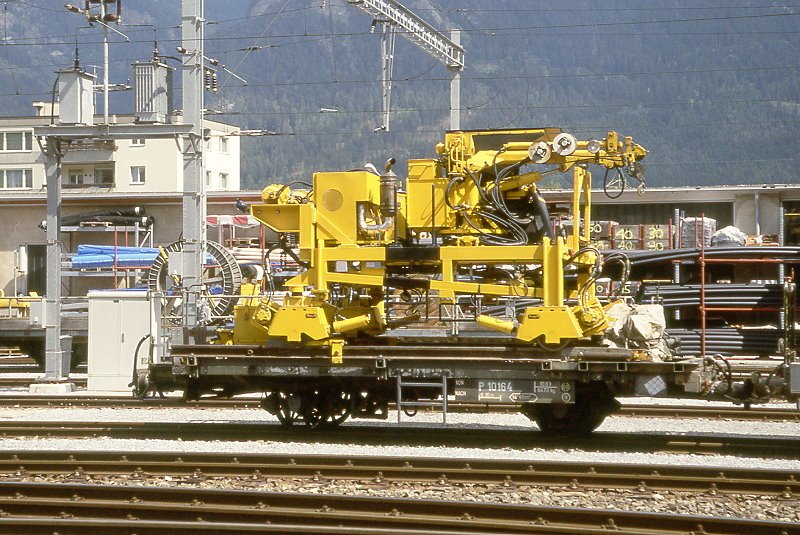 MLLER AG - P 10164 am 01.09.2007 in Thusis - Schwellenabladewagen (Schwellenverlegegert PK-1) 2-achsig mit 1 offenen Plattform - Baujahr 1896 - SIG/Mller - Fahrzeuggewicht 4,80t - Ladegewicht 10,00t - LP 7,45m - zulssige Geschwindigkeit km/h 60 - Lebenslauf: ex RhB M 219 - 1899 M 1119 - 1911 S 8619 - 1969 Xk 8619 - 05/2000 Mller AG P 10164.
