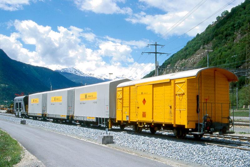 MLLER AG WEICHENUMBAUZUG am 22.05.1997 in Glisergrund mit FO Fad 4855 - P 10162 - P 10161 - P 10160 - P 10154. Hinweis: P 10162 = UWG 3 Weichenumbaugert 3 - P 10161 = UWG 2 Weichenumbaugert 2 - P 10160 = UWG 1 Weichenumbaugert 1 - P 10154 = Materialwagen 
