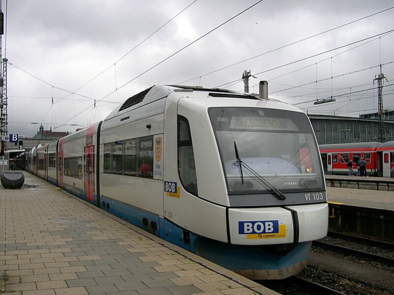M�nchen 2005 - Als BOB 86783 wird Integral 103  Vallay Darching  mit zwei weiteren Triebwagen nach Bayrischzell aufbrechen. M�nchen Hbf 06.08.2005.