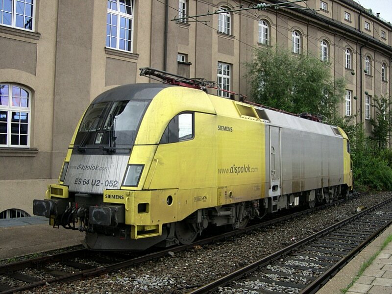 Mnchen 2005 - Am 06.08.2005 steht ES 64 U2-052 abgestellt im Starnberger Bahnhof des Mnchner Hbf. Etwas Wasser aus einer Waschanlage knnte ihr mal wieder guttun.