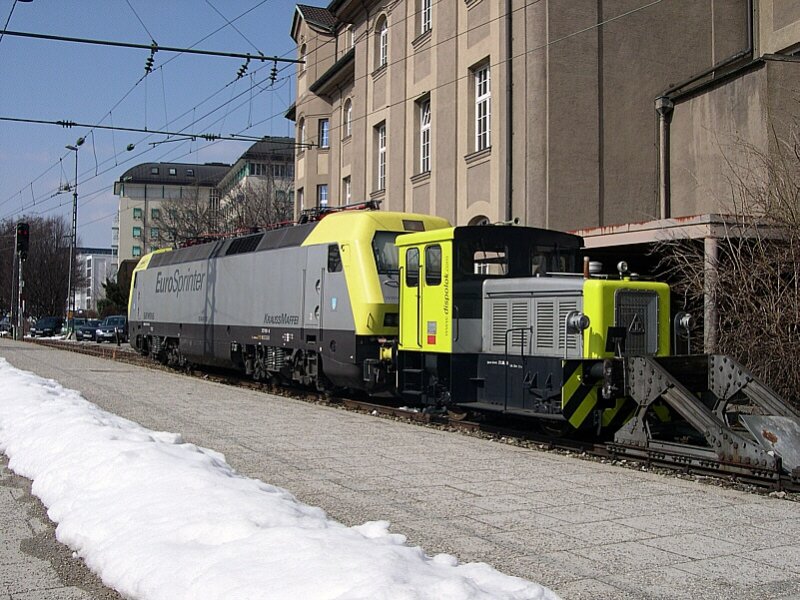 Mnchen 2006 - Eine unbekannte sowie namen- und nummernlose Kleinlok war am 18.03.2006 hinter dem Eurosprinter ES 64P-001 (ex DB 127 001) im Starnberger Teil des Mnchner Hbf abgestellt. Die Mutter aller Siemens Neubauloks wurde, wie man sieht, inzwischen auch dem Dispolok-Farbschema angepasst.