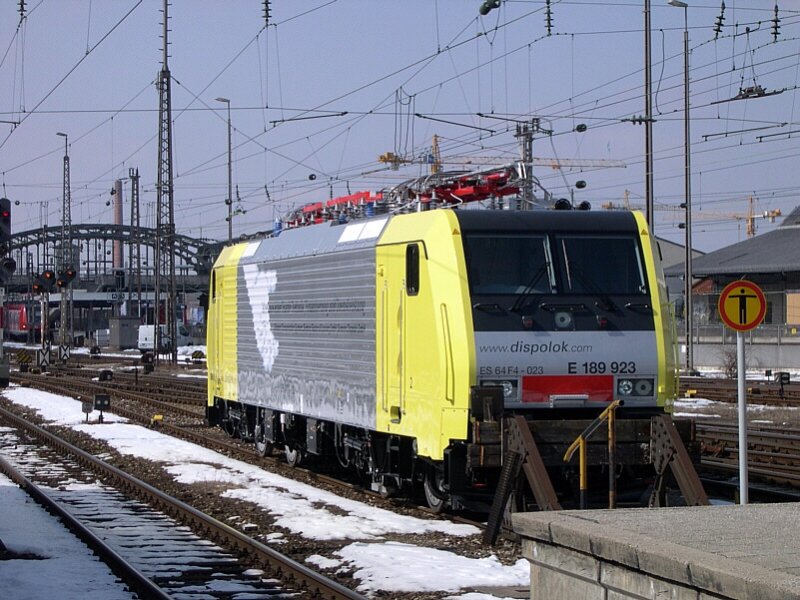 Mnchen 2006 - Im Gleisvorfeld des Mnchner Hbf stand am 18.03.2006 die frisch abgelieferte ES64 F4-023 (E189 923) von Siemens Dispolok.
