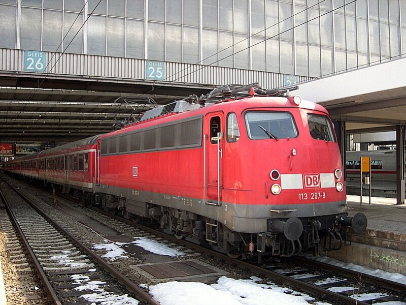 Mnchen 2006 - In den Diensten von DB Regio Bayern stand am 18.03.2006 die Bgelfalte 113 267-9. Hier steht sie mit einem regionalzug nach Regensburg in Mnchen Hbf bereit.