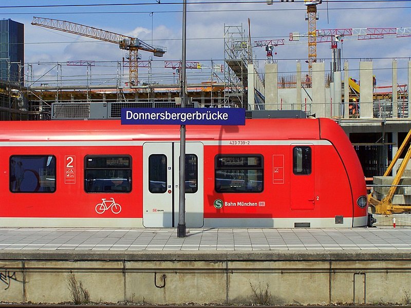 M�nchen-Donnersbergbr�cke ist und bleit eine Baustlle. Hier der 423 239/739 im Vordergrund. 28.03.09