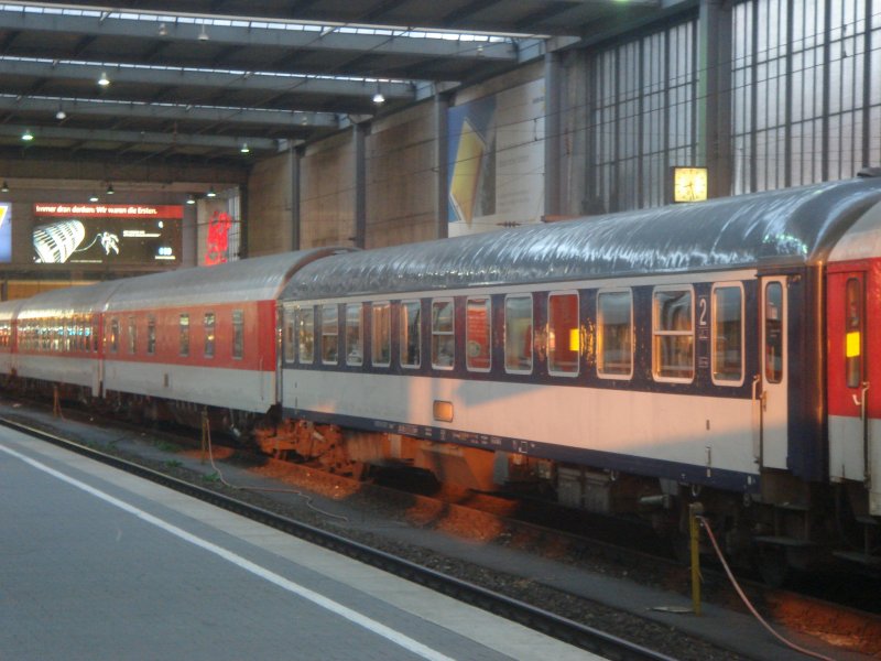 Mnchen Hauptbahnhof. Auf Gleis 13 steht zur Abfahrt bereit NZ 260/40260 nach Paris Est und Milano. Der Zugteil nach Paris Est via Karlsruhe bbefindet sich an der Spitze. Der Zugteil nach Milano Centrale via Lugano,Chiasso befindet sich am Schluss des zuges.