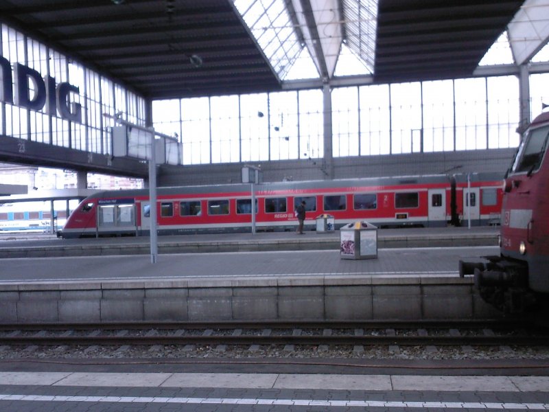 Mnchen-Nrnberg Express steht zur Abfahrt bereit am 31.Oktober 08. Im Vordergrund versucht sich eine Lok der BR? (Wer kann helfen?) in das Bild zu schieben.