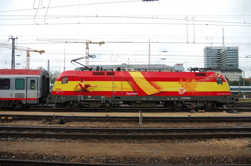 M�nchen Ol�... Der Spanier am 68er... 
Mit reichlich 15 Min Versp�tung erreicht 1116 232-8  Spanien  den M�nchner Hbf mit EC 68 Wien - M�nchen. 16.06.08 12:46 Uhr