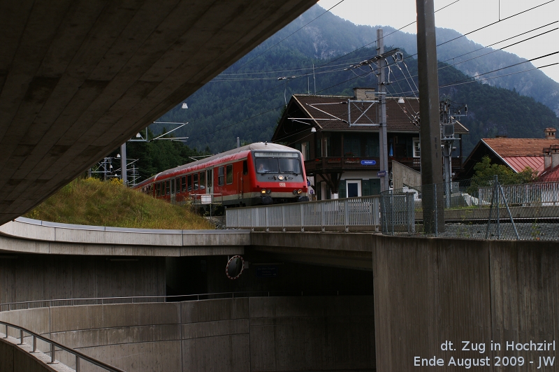 M�nchener Zug wartet in Hochzirl eQdK auf den im Gegenzug aus M�nchen kommenden von Seefeld absteigenden um neun Minuten versp�teten Gegenzug. Ende August 2009 kHds