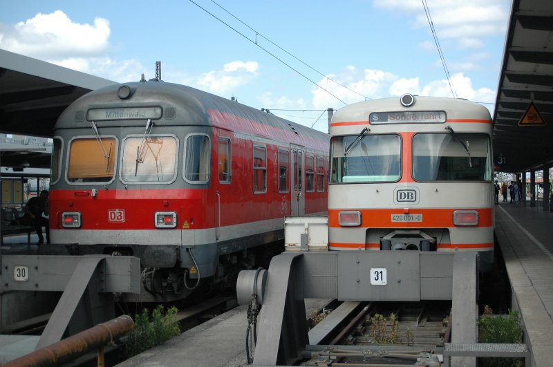 Mnchens erste S-Bahn, am 31.05.08 eingestetzt als Pendelzug in das Wagenwerk Pasing, steht im Hauptbahnhof neben der RB 5416 aus Mittenwald
