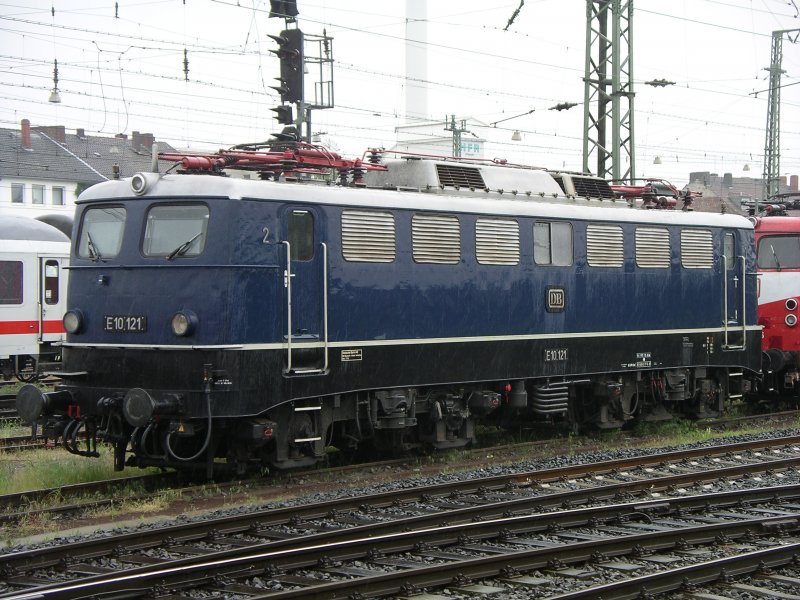 Mnster Hauptbahnhof:
E10-121 in strmendem Regen. 
Diese Lok in altblau sieht auch bei solch einem Wetter gut aus.

31.05.2004


