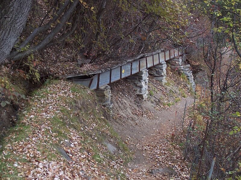 Mulden wurden in der alten Bauweise auf diese Art berbrckt, aufgenommen am 13.11.2006. 
