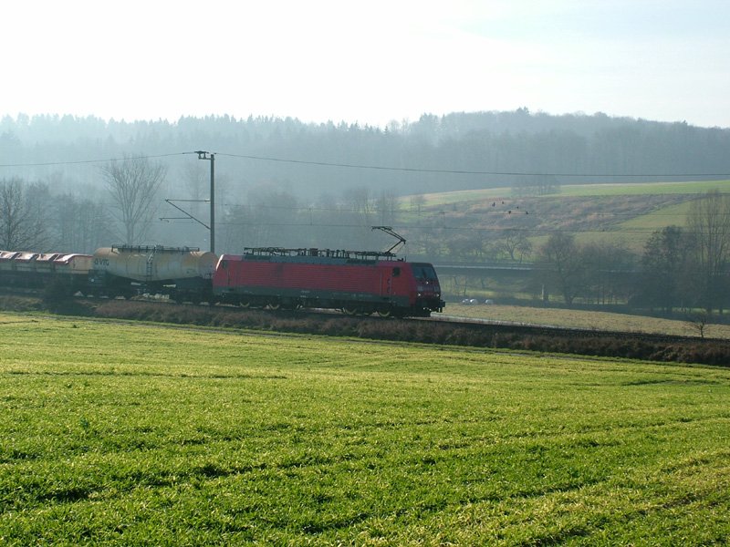 Murrbahn (KBS 785):
189 049-0 mit 52909 am 29.12.2006 um 12.15 Uhr in Ri. Nrnberg unterwegs, hier bei Zell.