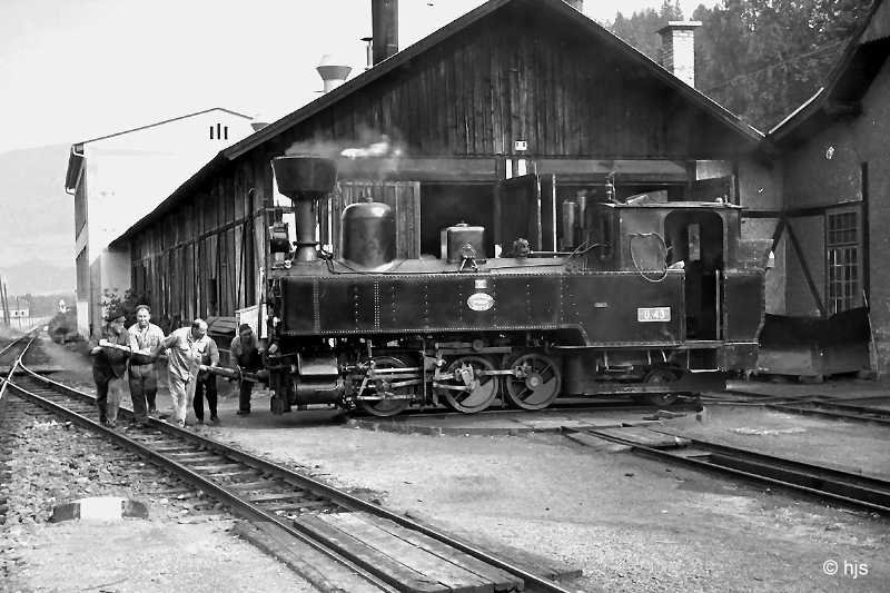 MURTALBAHN. Heute wie einst werden die Lokomotiven der Murtalbahn mit Muskelkraft gewendet. Das Bild vom 3. September 1969 erlaubt auch einen Blick auf den alten Murauer Lokschuppen.