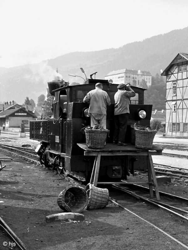 MURTALBAHN. Ohne Kohle luft nichts - schon gar nicht bei der Bahn! Hier wird U 43 im Bahnhof Murau-Stolzalpe mit frischem  Reiseproviant  versorgt (3. September 1969).