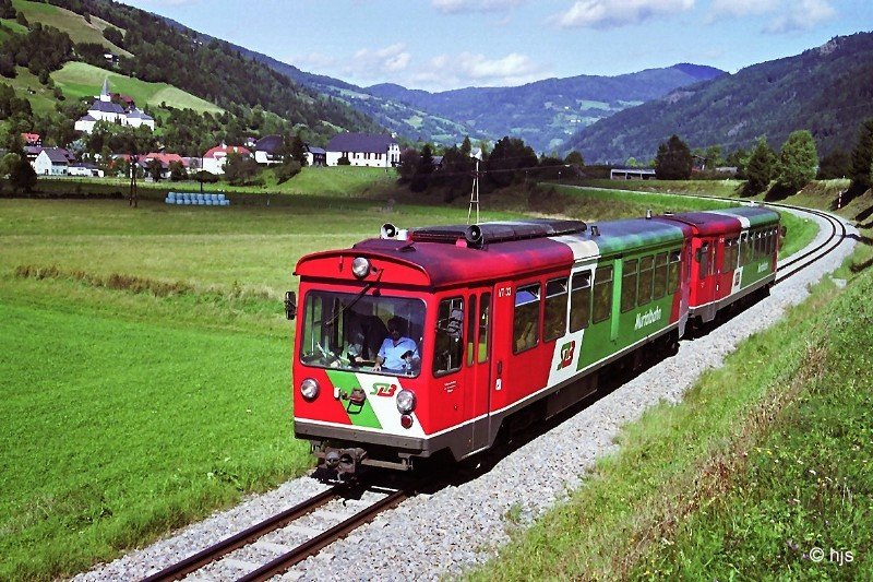 MURTALBAHN. VT 33 + VS 42 haben auf ihrer Fahrt nach Tamsweg Stadl hinter sich gelassen (4. September 2006).