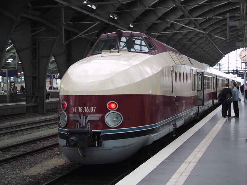 Museums-SVT 675 der DB-AG am 21.05.2002 anlsslich einer Sonderfahrt in Berlin Ostbahnhof. Der Museumszug wird ab dem 13.04.2003 wegen Fristablauf b.a.w. abgestellt. Eine Aufarbeitung ist z.Zt. nicht vorgesehen.