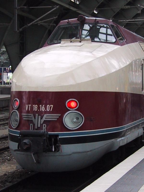 Museums-SVT 675 der DB-AG am 21.05.2002 anlsslich einer Sonderfahrt in Berlin Ostbahnhof. Der Museumszug wird ab dem 13.04.2003 wegen Fristablauf b.a.w. abgestellt. Eine Aufarbeitung ist z.Zt. nicht vorgesehen.