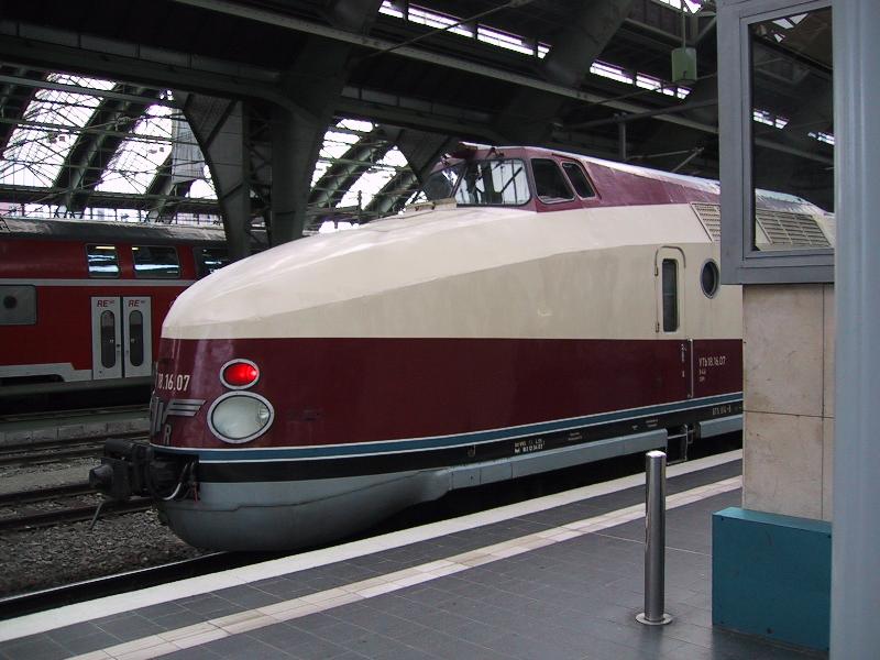 Museums-SVT 675 der DB-AG am 21.05.2002 anlsslich einer Sonderfahrt in Berlin Ostbahnhof. Der Museumszug wird ab dem 13.04.2003 wegen Fristablauf b.a.w. abgestellt. Eine Aufarbeitung ist z.Zt. nicht vorgesehen.