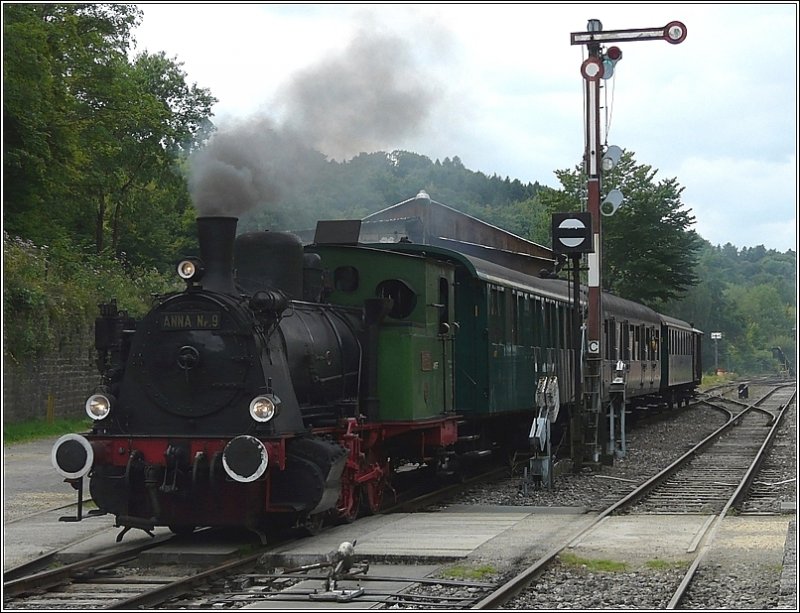 Museumsbahnromantik pur! AMTF Dampflok N� 9  Anna  kommt mit ihren PH Wagen am 17.08.08 aus P�tange und f�hrt am Formsignal vorbei in den Bahnhof von Fond de Gras ein. (Jeanny)