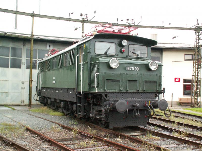 Museumslok 1670.09 am 14.8.05 vorm Lokschuppen in Saalfelden. Das Bild entsttand bei Regen unter dem Schirm raus.