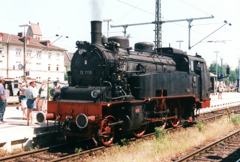 Museumslok 75 1118 der Ulmer Eisenbahnfreunde anl�sslich einer Einweihung f�r die frisch gestrichene E94 055 am 2.6.2000 in Singen. 
