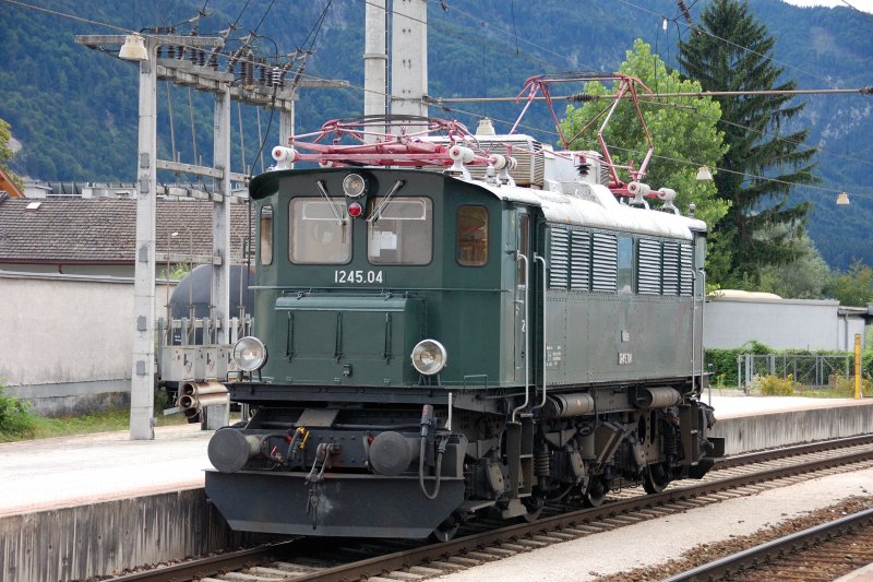 Museumslok der �BB-Erlebnisbahn 1245.04 (Baujahr 1934) beim Umsetzen in W�rgl Hbf. (05.08.2008)
