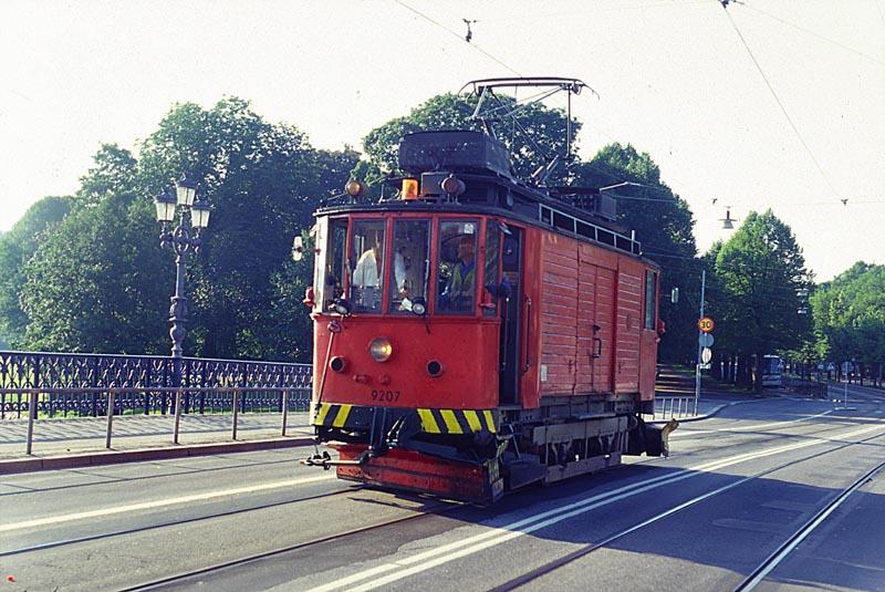 Museumsstrecke Djurgrdslinjen, dedr Arbeitswagen 9207 fhrt ber die Djurgrdsbron zum Einsatz. Juli 2004, sonnabend frh