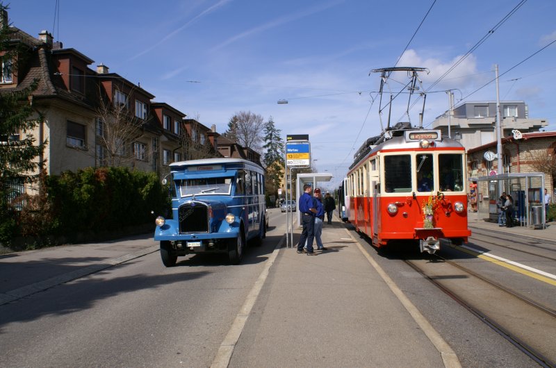 Museumstriebwagen BDe 4/4 der Forschbahn mit einem Saurer Stadtbus der VBZ aufgenommen am 14.07.2006.