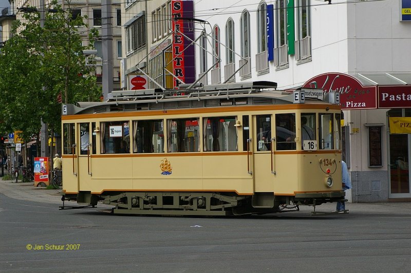 Museumswagen Nr. 134 der Bremer Stra�enbahn am 27.5.2007 um 10:57 vor dem Bremer Hauptbahnhof.