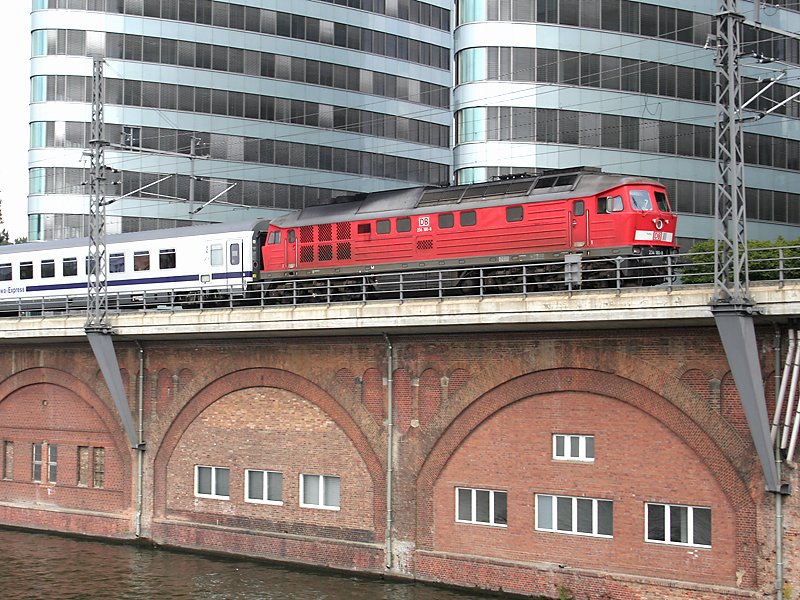 Musik in den Ohren vieler Eisenbahnfreunde, auer fr Personen die sich vielleicht im Stadtbahnbogen darunter befinden.
Die V300 wird mit ihrem Eurocity gleich Berlin-Ostbahnhof erreichen und nach einem kurzen Halt die Faht Richtung Frankfurt/Oder fortsetzen.
(24.08.2007)