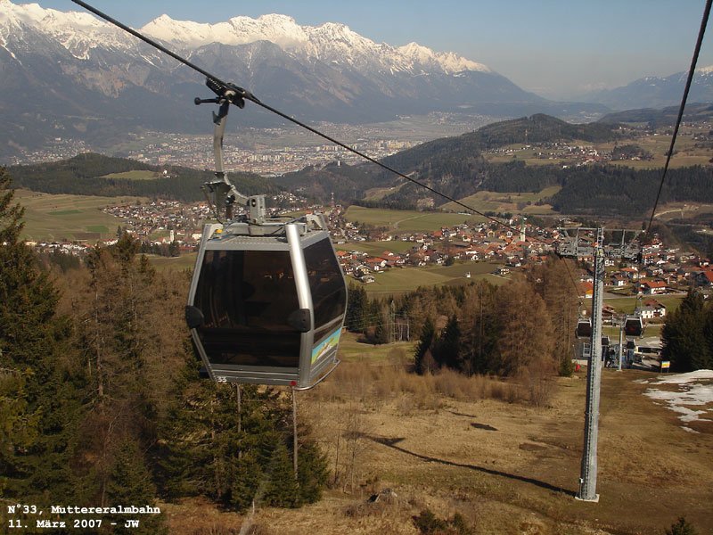 Muttereralmbahn: Blick nach Innsbruck. Der wei beschneite Berg im Hintergrunde ist der Bettelwurf ber Hall, schn zu sehen ist der Osten Innsbrucks. Im Vordergrunde sehen wir zur Linken (hinter N33) Natters, zur Rechten Mutters (mit dem grnen Kirchturmdach). In der Verlngerung der Seilbahn fllt der Blick hinaus ins Inntal, das sich Erl und Rosenheim, um dieses Mal von Kufstein, dem strahlenden, mit seinem Eiberg-Gebude und seiner Festung, zu schweigen, zuwendet. Eines noch zur Muttereralmbahn: Dieses Schigebiet hat den kaum zu berschtzenden Vorzug, da man (quasi) mit der Straenbahn (d.i. mit der Stubaier) hinfahren kann - wenn es dann auch noch ein ordentliches Stck Weges ist bis zur Talstation, so man sich nicht des Shuttles ab Birchfeld zu bedienen geneigt sein sollte. 11. Mrz 2007 kHds