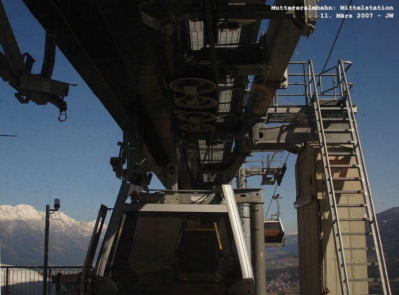 Muttereralmbahn: Mittelstation unweit des Nockhofes. Eine besonders elegante Anlage, die mit minimalem Platzbedarf arbeitet - das Hauptfrderseil wird zart abgelenkt, die Gondeln in der Geraden durch die Station befrdert und wieder angeklemmt. 11. Mrz 2007 kHds