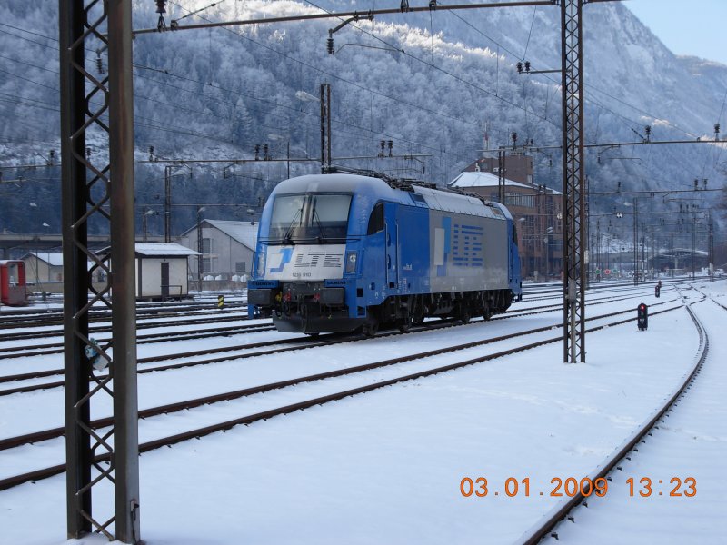 Mutterseelenallein war am 3.Jnner 2009 die Taurus-Lokomotive des sterreichischen Transportunternehmens LTE (1216 910-0) auf dem slowenischen Bahnhof Jesenice abgestellt. blicherweise pendelt dieses Fahrzeug gemeinsam mit der Schwester-Lok von Adriatransport zwischen der Hafenstadt Koper und der Raffinerie Schwechat hin und her.
