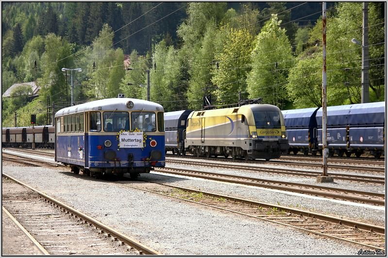 Muttertagsfahrt und Erzzug treffen im Bahnhof Eisenerz aufeinander.Schienenbus 5081 564 und E-Lok ES64U2-081 der Firma Cargoserv.
11.5.2008