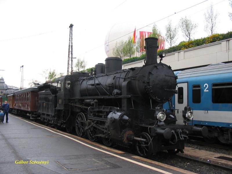 MV 324 540 abfahrbereit in Budapest Nyugati pu. am 24.04.2004.